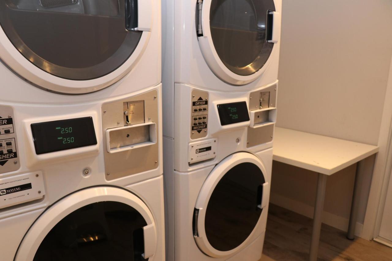 A Stylish Stay W/ A Queen Bed, Heated Floors.. #14 Brookline Extérieur photo